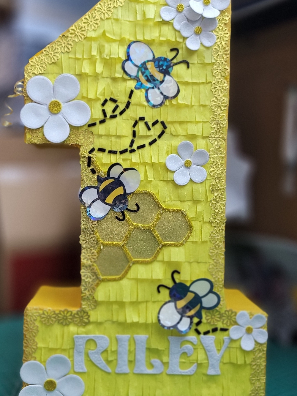 Very First Bee Day Piรฑata